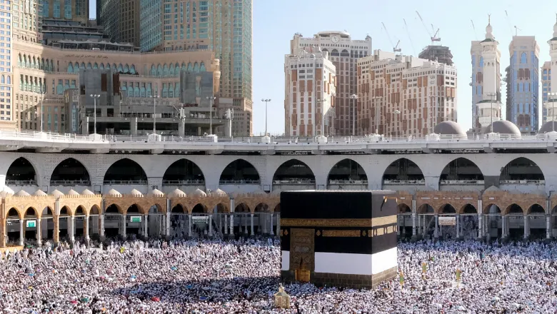 Hajj pilgrimage Hero (Shutterstock)