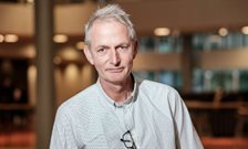 Professor Gordon B. Proctor receives the 2018 IADR Distinguished Scientist Award in Salivary Research