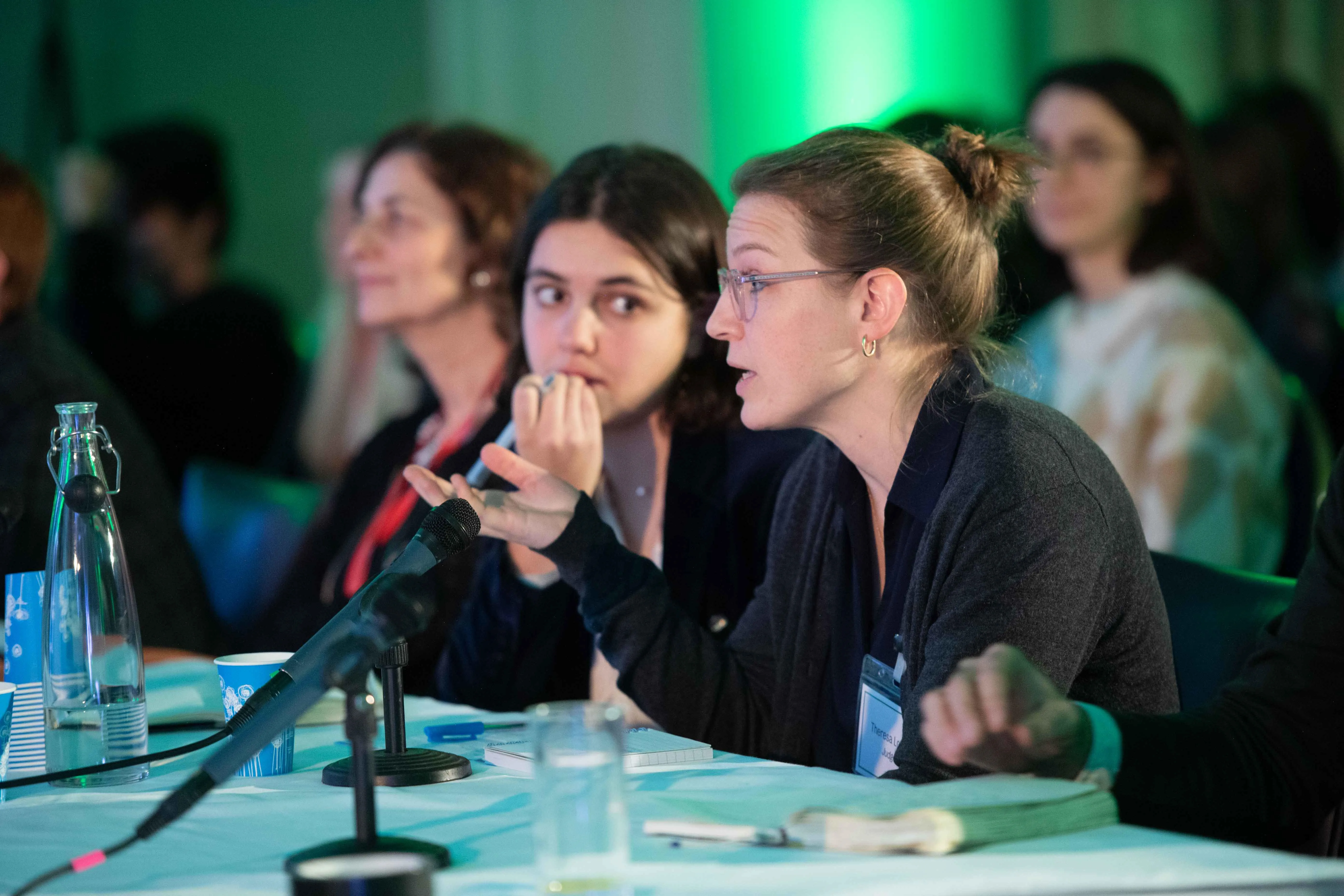 Theresa Löber questioning the students on the main challenges the UK is facing in regard to the green transition.