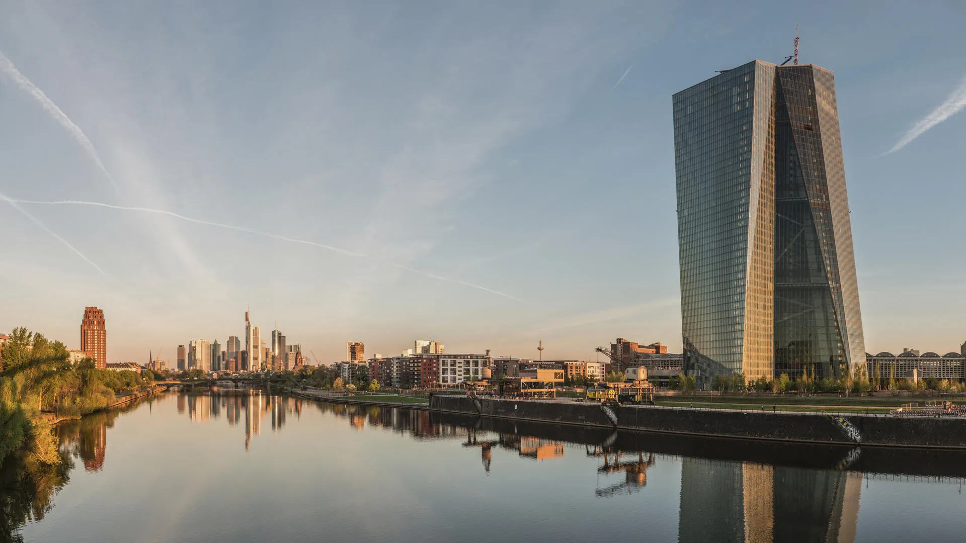 Seat_of_the_European_Central_Bank_and_Frankfurt_Skyline_at_dawn_20150422_1