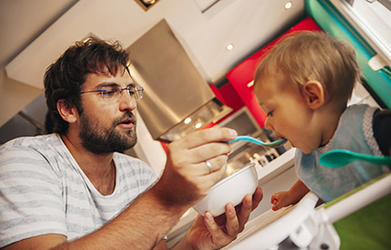 Parental-feeding-styles-430x275