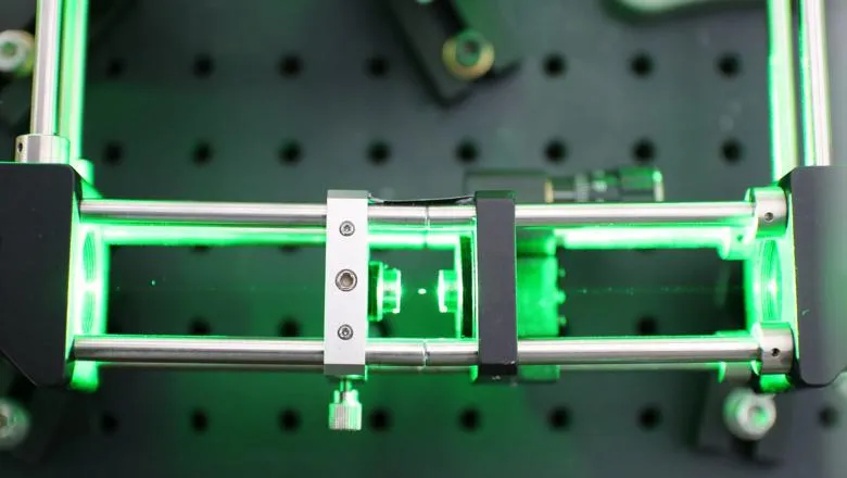 Green laser trap with suspended particle