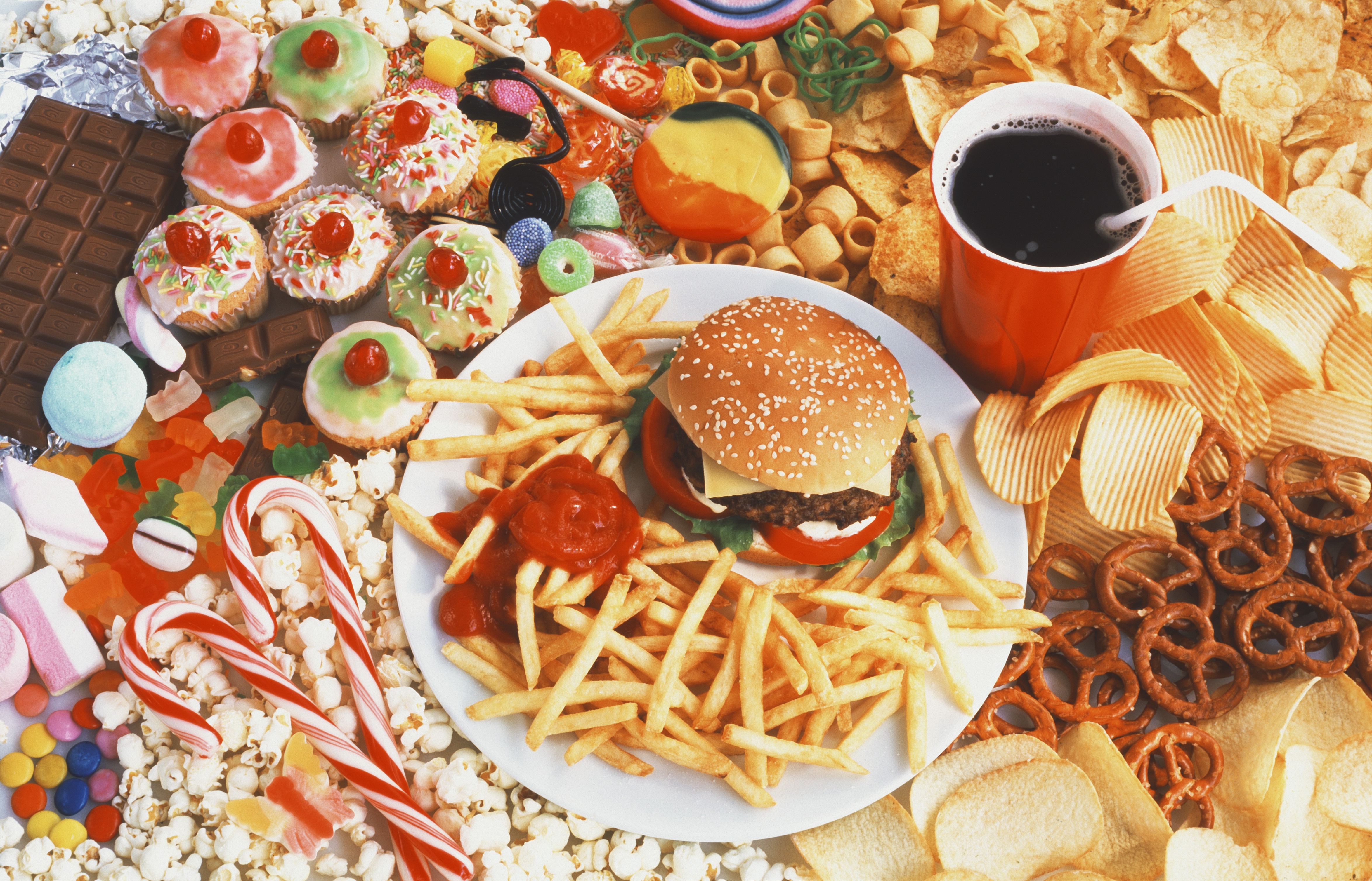 5 вредных продуктов. Вредные продукты. Вредная пища. Нездоровая пища. Много вредной еды.