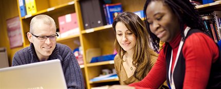 Diversity-banner. Several students in a library