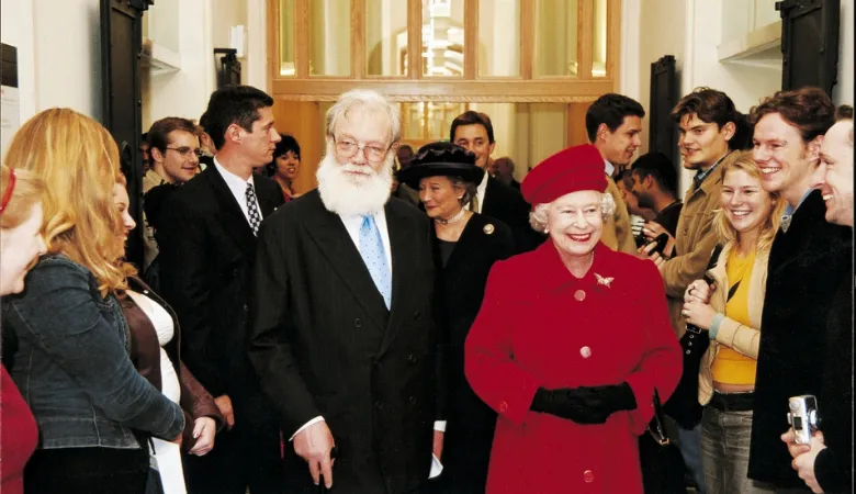 The Queen and Professor Arthur Lucas, Principal of King’s College London 1993-2003 at the opening of the Maughan Library, 2002. 