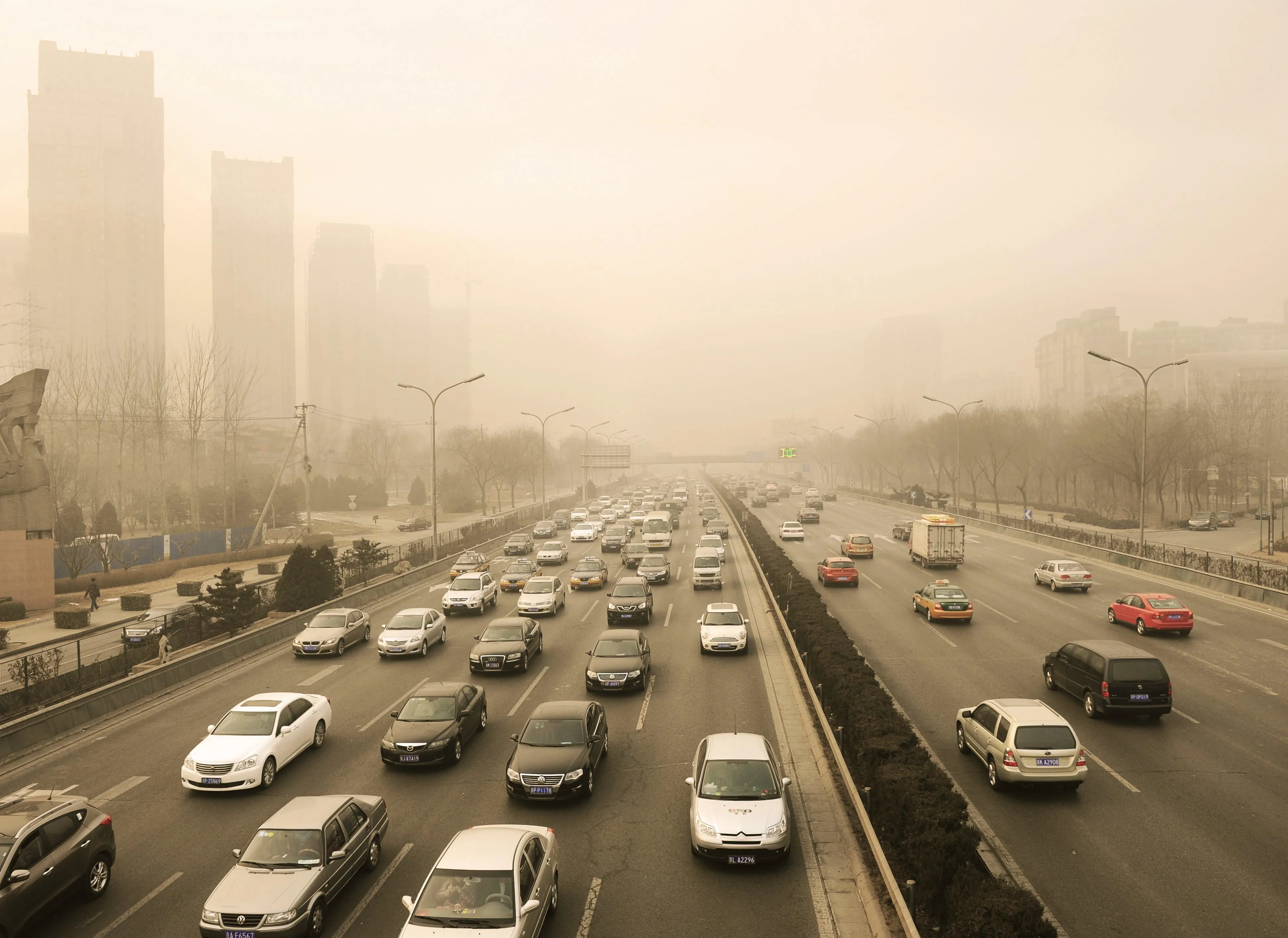 Reducing air pollution. Загрязнение воздуха в городе. Смог в городе. Загрязненный воздух в городе. Экология города.