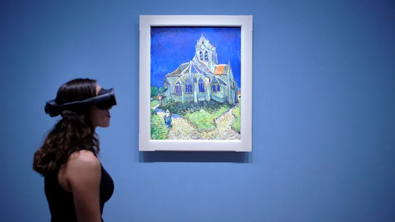 Woman viewing VR headset. La Palette de Van Gogh Musee Orsay ©Unframed Collection.