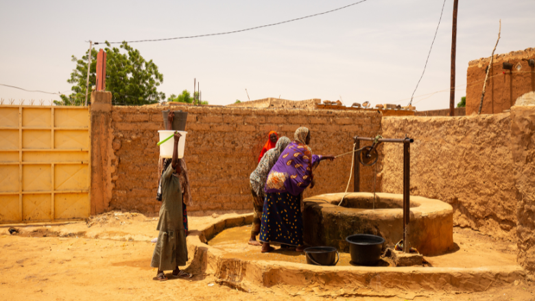 women using well in Niger 780x440 (shutterstock)