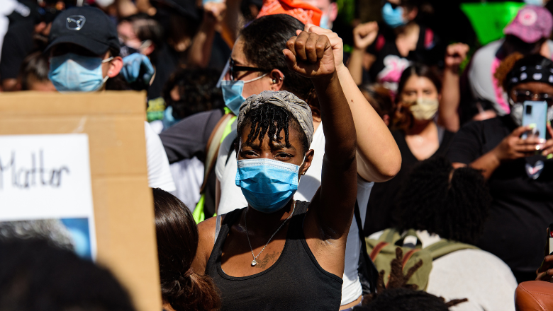 woman leading protest 780x440 (shutterstock)