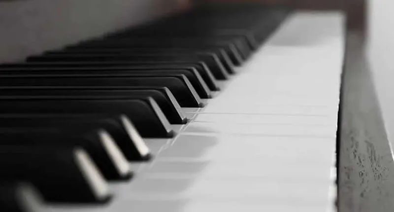 800x430MusicBWpiano