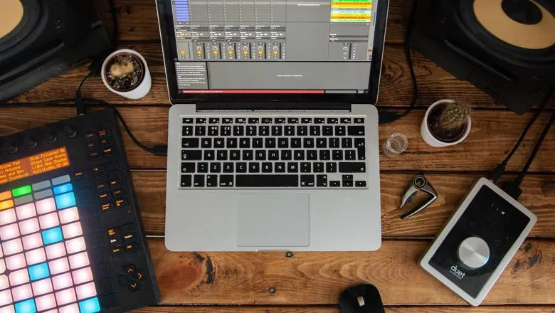 Laptop music mixing duncan-kidd-89IypmbKhZI-unsplash