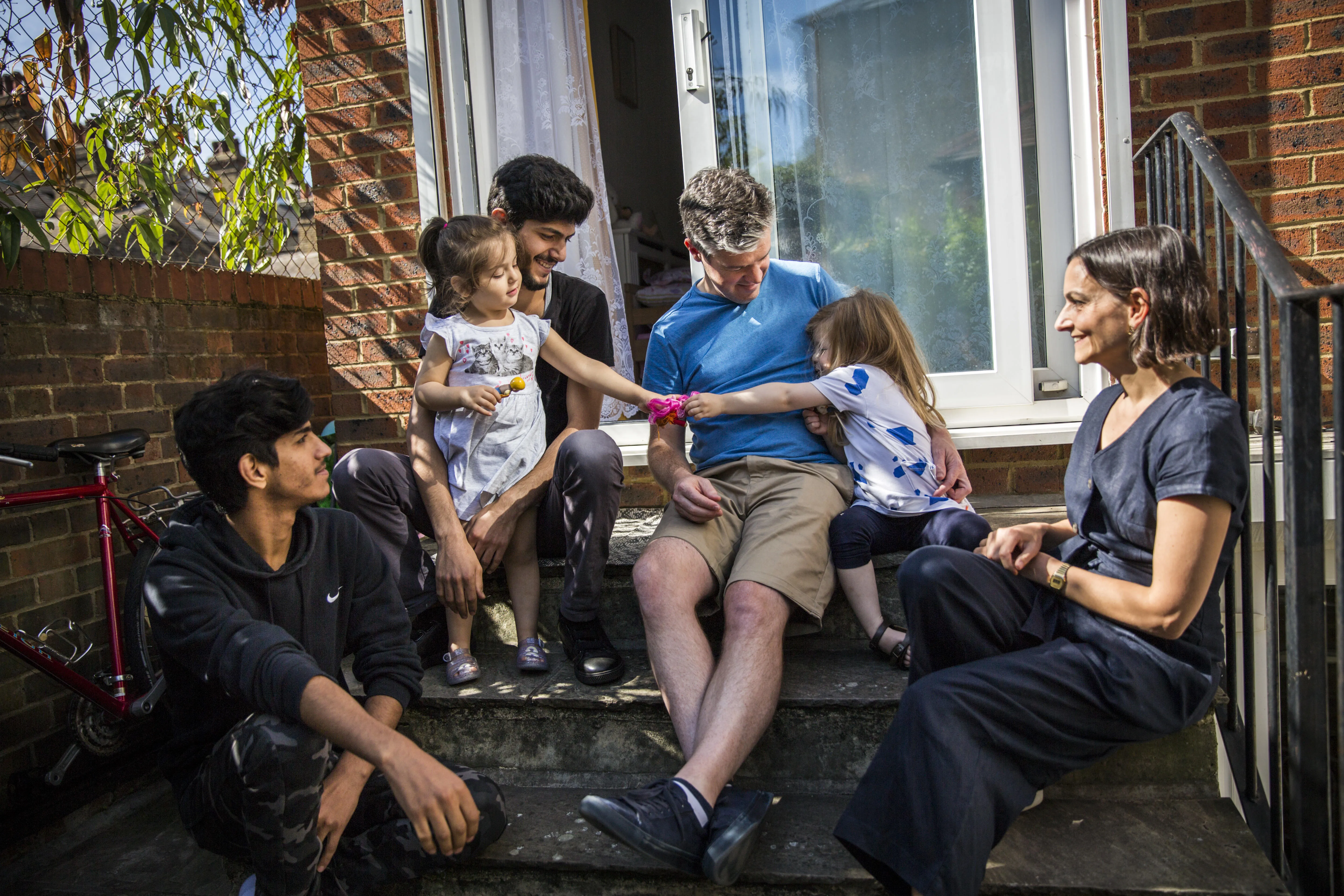 Al Shaabin family with members of the Peckham Sponsors Refugees local residents group © UNHCR/Andrew McConnell