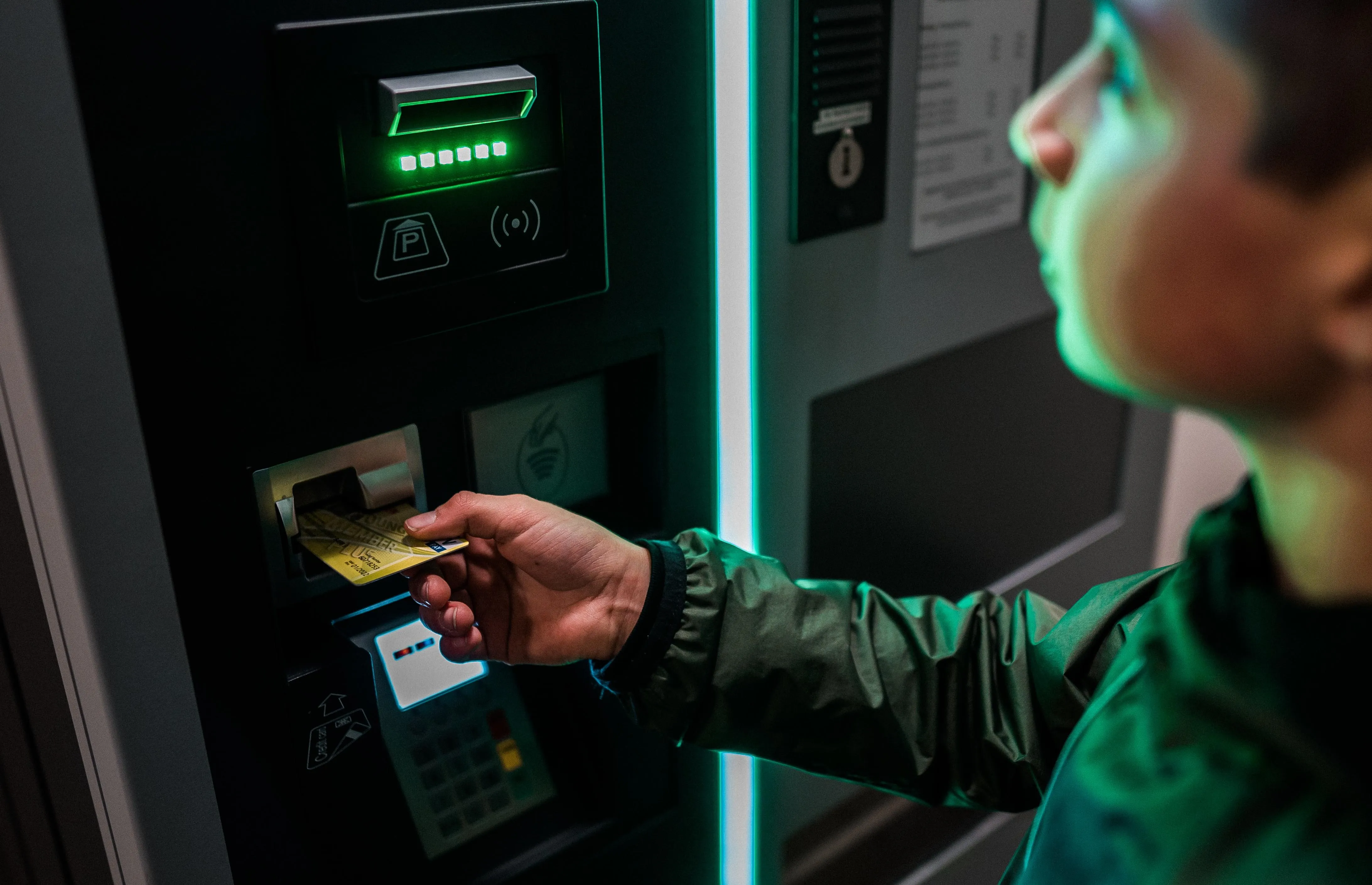 cash-withdraw-timeo-buehrer-RItNMnb6q9s-unsplash