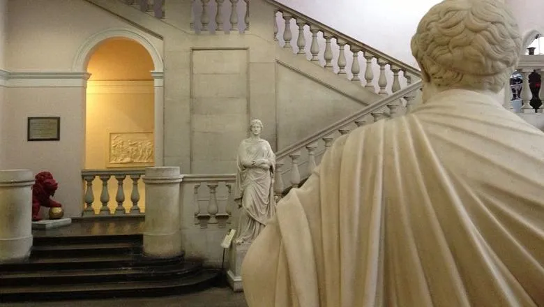 Statues_of_Sappho_(fronting)_and_Sophocles_(back)_at_King's_College_London's_main_hall
