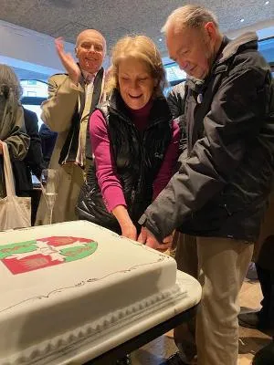 The cake is cut by Peter Frost and Estelle Los (née. van de Watt).