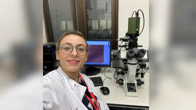 Zeynep Elif Yesilyurt-Dirican taking a selfie in a lab setting
