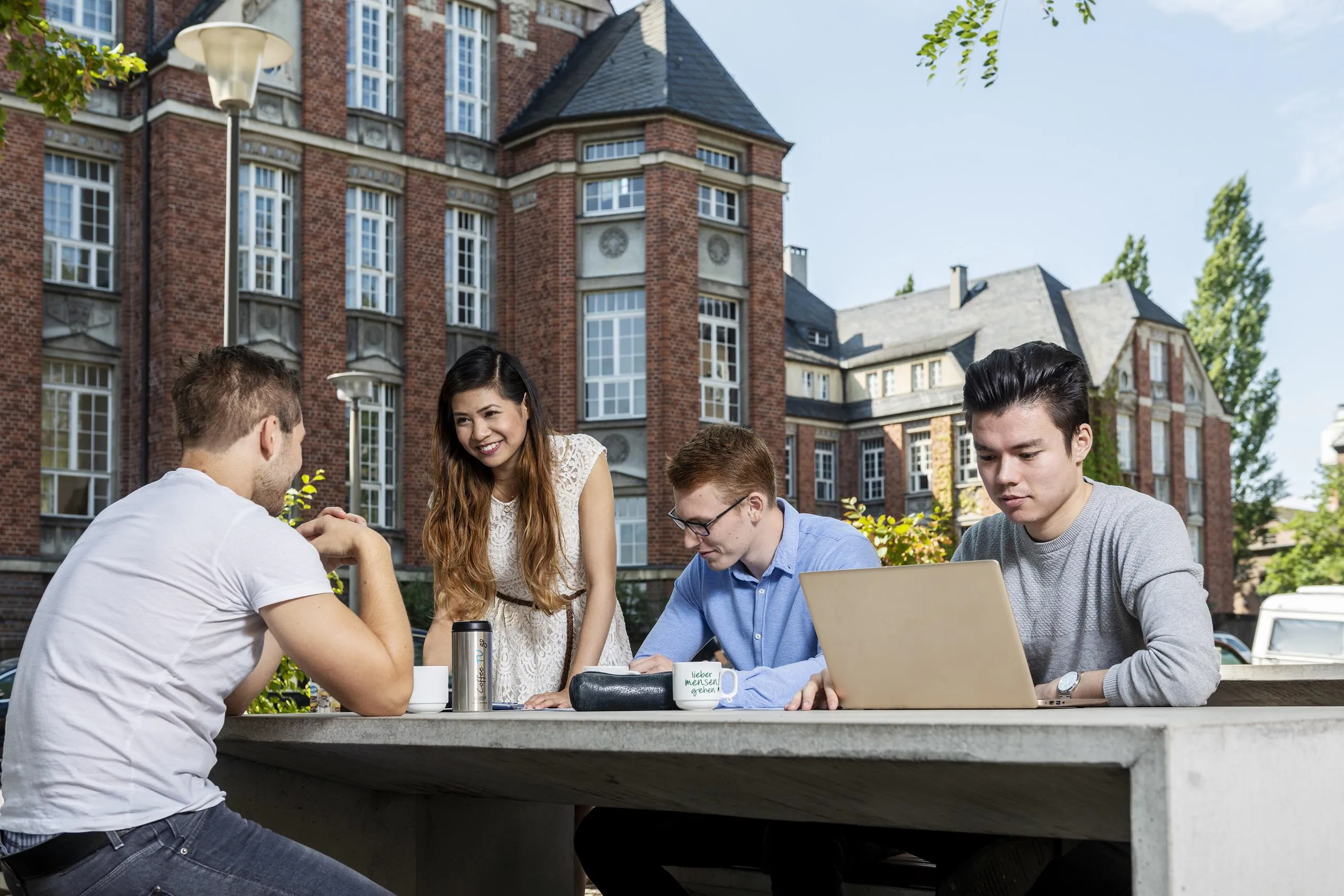 transcampus milestones 2018-08-27-Studenten-Sitzen-vor-Biomensa-Laptop-Tasse-02-Crispin-Iven-Mokry