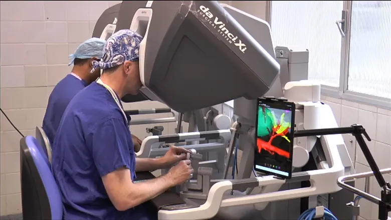 Mr Ben Challacombe, Consultant Urological Surgeon at GSTT, operating with the assistance of Innersight3D.