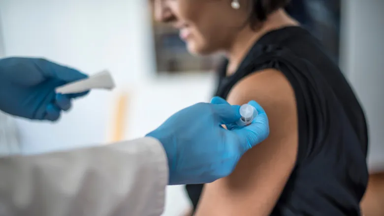 A women receives a vaccine