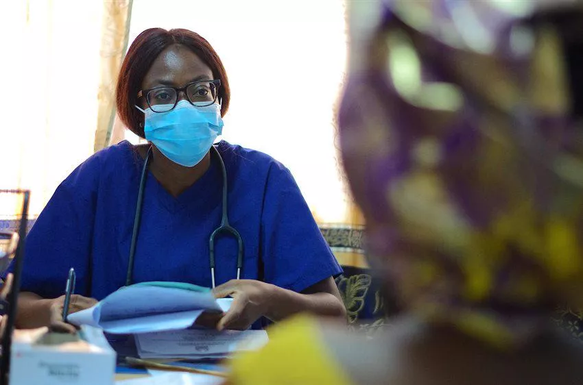 malaria-rdt-doctor-and-patient-sierra-leone-cropped-850x562
