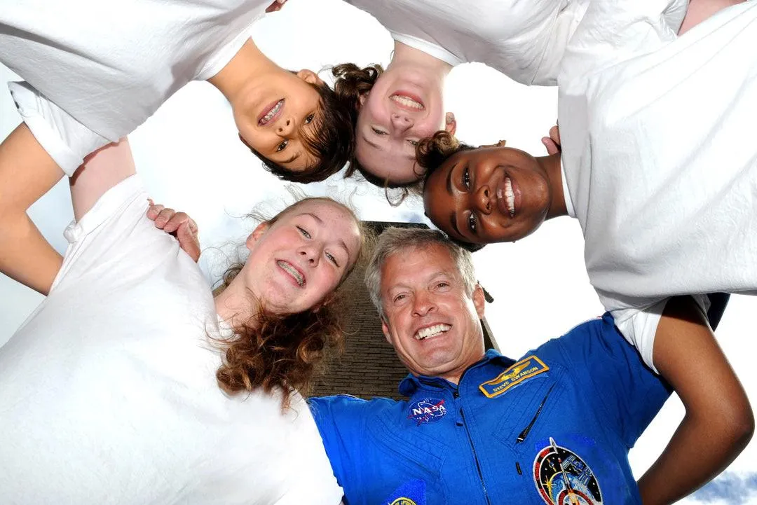 Astronaut Steve Swanson with students Mission Discovery King's 2023 (003)