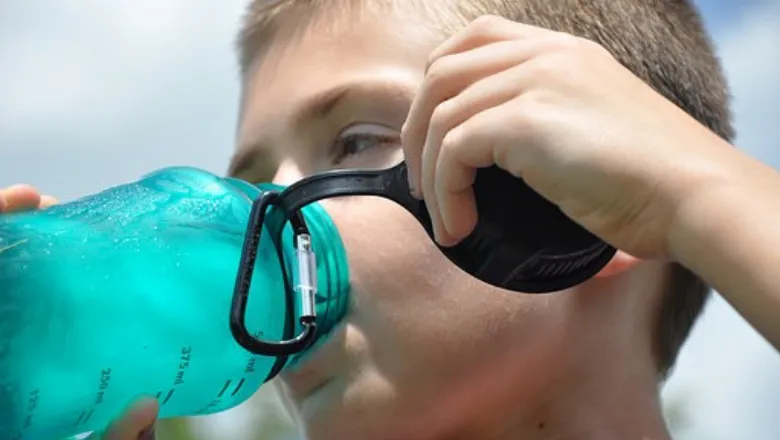 Child drinkig from water bottle