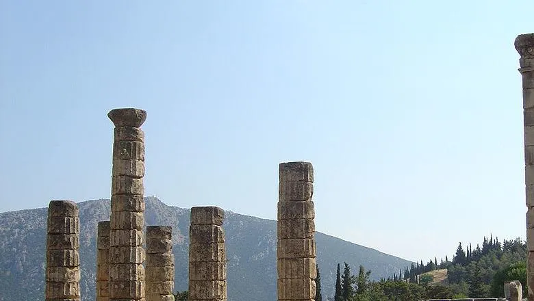 Delphi_temple_of_Apollo