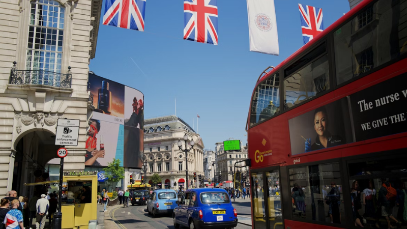 Busy streets in London (decorative)