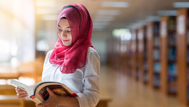 muslim-woman-reading