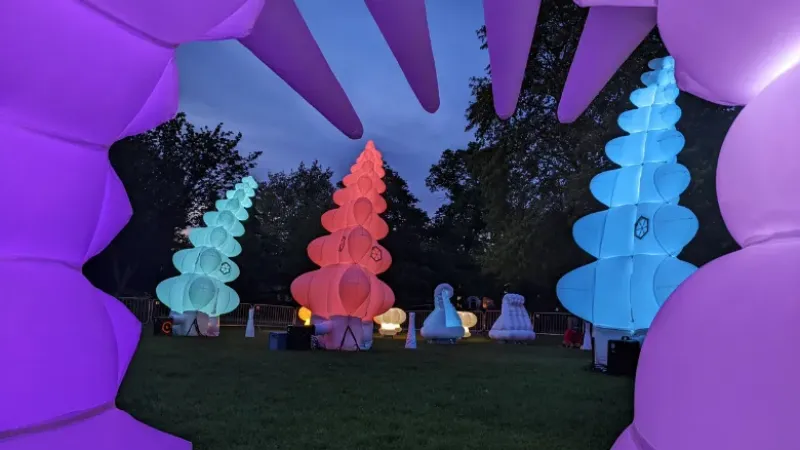 Giant soft robots of a promenade