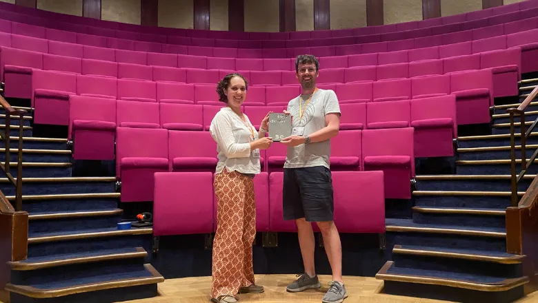 How to demo science from an ward-winning science communicator 
