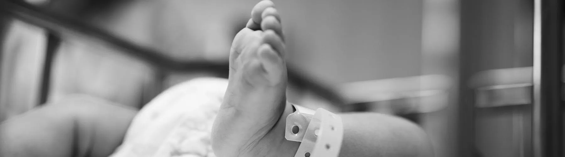 newborn-legs-black-white-1800x500