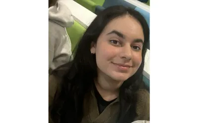 Esha, an NIHR INSIGHT scholarship student with dark hair, smiling at the camera.