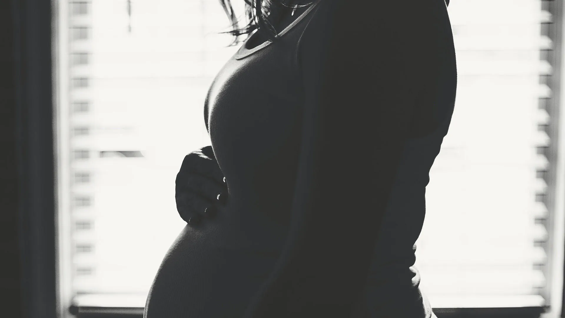 pregnant-woman-photo-joey-thompson-unsplash1920x1080