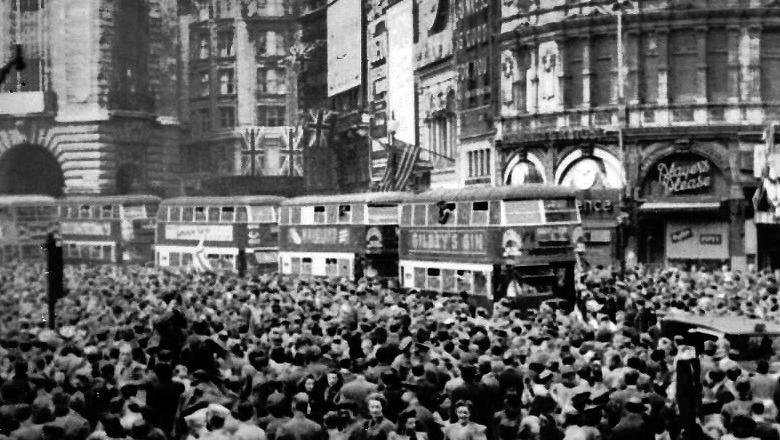 VE_DAY_Piccadily_1945