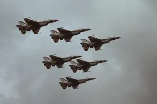 planes flyng in formation 