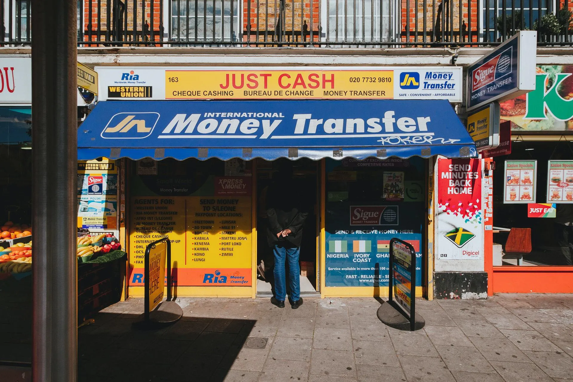 international money transfer_alistair-macrobert--unsplash