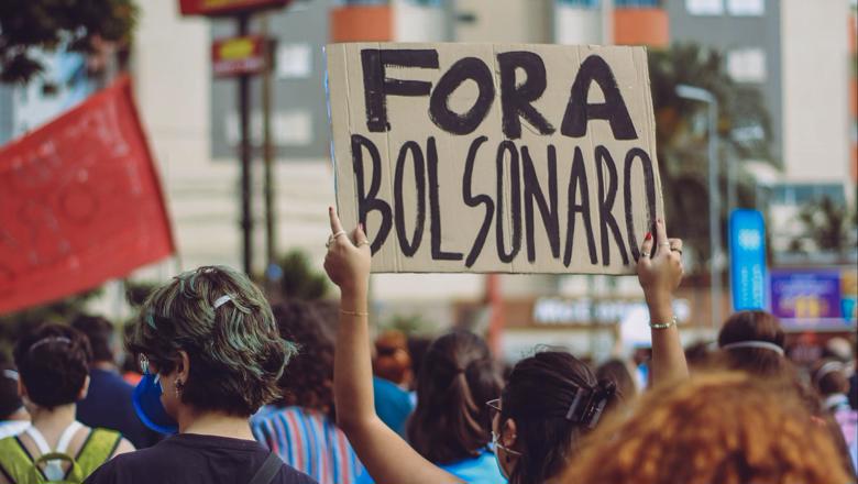Small banner stating 'Fora Bolsonaro' amidst a crowd