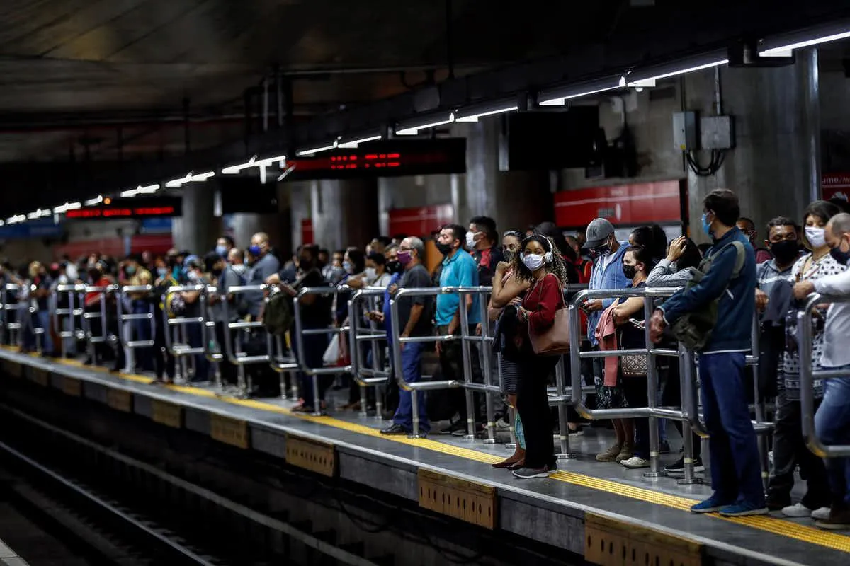 People waiting in subway. EPA-EFE