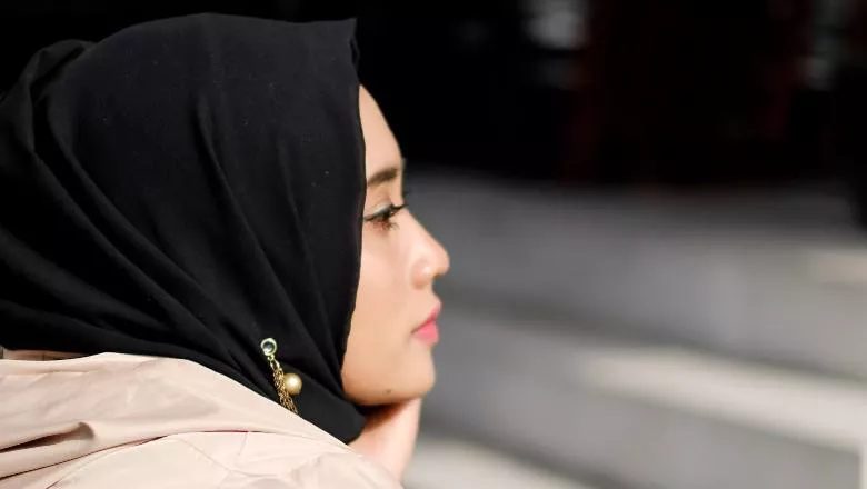 woman wearing hijab and looking away - by ikhsan sugiarto-780x440
