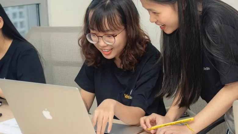 asian women laptop-van-tay-780x440