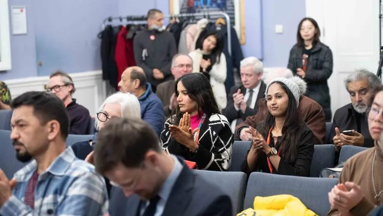 Audience clapping - 780x440