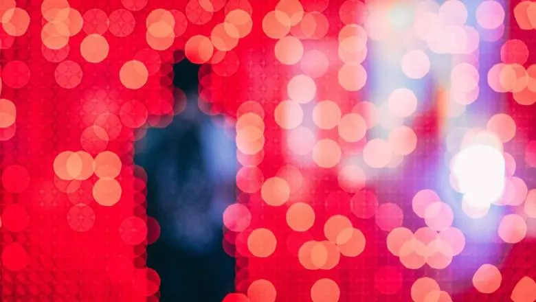 Dark silhouette among red lights - by guillaume bourdages 780x440