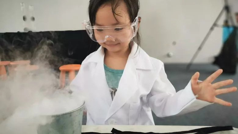 girl with glasses doing science - yy-teoh-780x440