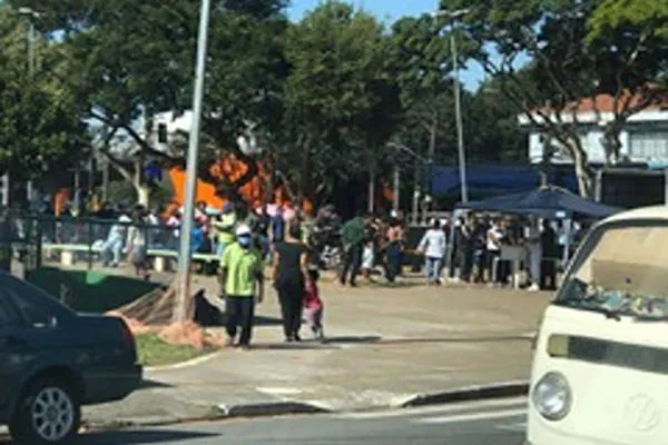 Community queueing for food donation