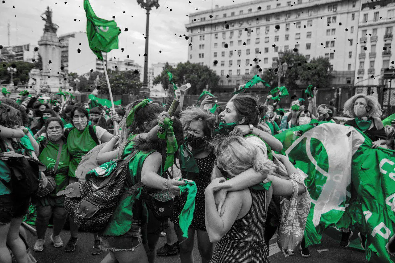 Group of women holding green scarves and flags are jumping and singing in front of Congress in Buenos Aires, Source: Facebook, Campaña Nacional por el Derecho al Aborto Legal, Seguro y Gratuito