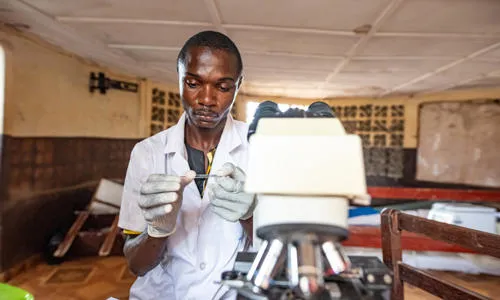 Lab technician Mohammed prepares a sample, Community Health Centre, Waterloo, 13.09.19 credit Olivia Acland