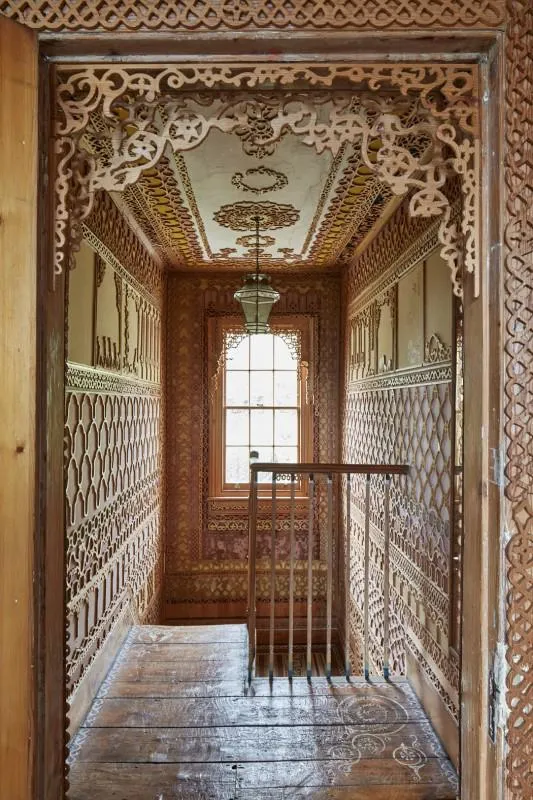 575 Wandsworth Road interior with details of walls and staircase.