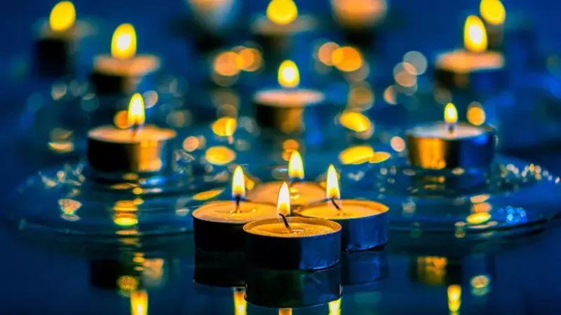 Yellow tealights on a background of blue