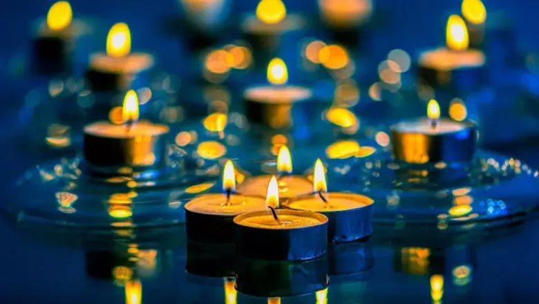Yellow tealights on a background of blue